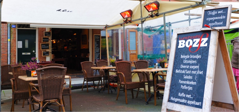 Het verwarmde terras van Lunchcafé Bozz aan de Albert Cuypstraat